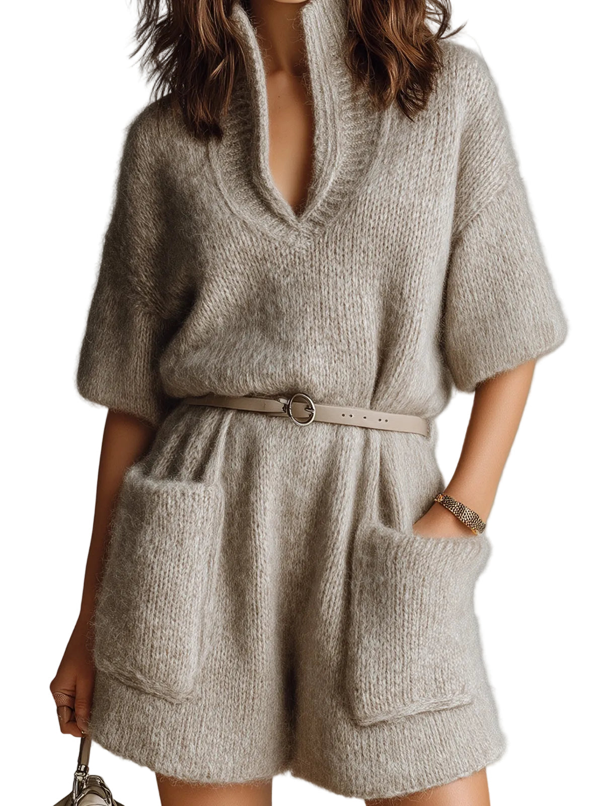 Isa - Casual Ανοιχτό Καφέ Oversize Romper με Όρθιο Γιακά, Λαιμόκοψη V, Κοντό Μανίκι, Ζώνη, Εξωτερικές Τσέπες και Χνουδωτή Πλέξη (Casual Light Brown Stand Collar V-Neck Short Sleeve Belted Patch Pockets Oversize Fuzzy Knit Romper)