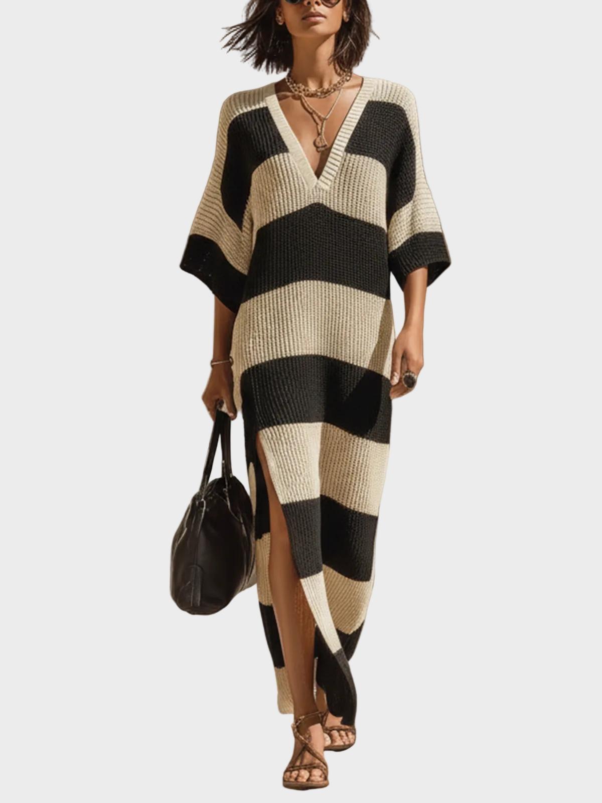 Alana - Κομψό και Εκλεπτυσμένο Μπεζ-Μαύρο Ριγέ Μάξι Πλεκτό Ριμπ Φόρεμα, με Λαιμόκοψη V, Κοντό Μανίκι, Χαλαρή Γραμμή και Πλαϊνά Σκισίματα (Chic Elegant Beige-Black Striped V-Neck Short-Sleeve Loose-Fit Side Slits Ribbed Knit Maxi Dress)